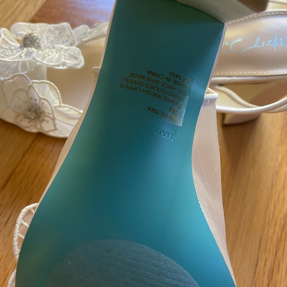 Betsy Johnson, Petra Ivory 3 inch Block Heel, size 7 - Picture 5 of 5